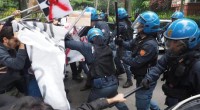 Redazione di Operai Contro, la polizia difende sempre i parassiti dei partiti Ancora una volta il segretario della Lega Matteo Salvini viene accolto, giustamente, da una manifestazione di protesta Scontri tra polizia e manifestanti a Bologna dove è in corso un corteo contro la visita di Matteo Salvini. Dopo alcuni contatti e un secondo tentativo dei manifestanti contro la visita a Bologna del leader della Lega Nord di risalire via Risorgimento, per raggiungere la Facoltà di Ingegneria dove è in corso l’incontro tra Matteo Salvini e il Rettore di Bologna, Francesco Ubertini, ci sono state un paio di cariche di […]