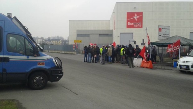 da radioondaurto.org Lunedì 16 maggio – Cariche e lacrimogeni, questa mattina, contro una cinquantina di lavoratori e solidali che avevano aderito al picchetto e allo sciopero promosso dal sindacato di base Si.Cobas davanti ai cancelli della Bormioli Rocco di Fidenza, in provincia di Parma. La storica azienda del vetro, negli ultimi mesi, si era distinta per i numerosi licenziamenti politici, e un generale peggioramento delle condizioni di lavoro, oltre che per l’assoluta indisponiblità ad aprire qualsiasi tavolo di trattativa con il sindacato. Oltre a questo analoghe azioni repressive di polizia: tra gennaio e febbraio era  già stata usata la […]