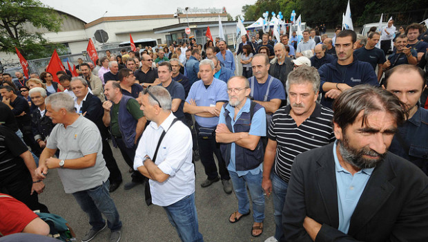 Redazione di Operai Contro, i sindacalisti avevano fatto il loro bel tavolo a Roma. I sindacalisti erano tornati per dirci di stare tranquilli. E’ scattato il licenziamento collettivo di 42 operai. I sindacalisti sono preoccupati drella produzione e dei loro portafogli Un operaio della Menarini Bus da Controlacrisi Doccia fredda, anzi gelata, per i lavoratori dell’ex Bredamenarinibus di Bologna, inglobata nel progetto Industria italiana autobus: l’azienda ha comunicato l’avvio della procedura di mobilita’, dunque di licenziamento collettivo, per un numero compreso tra 42 e 46 addetti sui 184. Ne da’ notizia una nota della Rsu, in cui si definisce “inaccettabile cio’ che sta accadendo […]