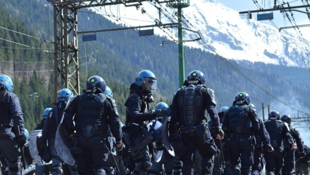 Redazione di operai Contro, ieri si è svolta una manifestazione contro la costruzione di muri antiemigranti Giovani provenienti da tutta l’europa sono scesi a manifestare Tutti i politici parlano contro i muri, ma quando i giovani manifestano, i menganelli e la polizia li aspettano Feriti e arresti tra i manifestanti Un giovane