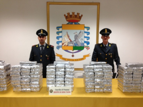 Redazione di Operai Contro, il gangster Renzi dice di governare l’italia dei padroni e promette 80 euro se viene votato Se si leggono le cronache giudiziarie i padroni commettono reati che vanno dall’ evasione fiscale, agli imbrogli, all’assassinio di operai, ai disastri ambientali,ai lcenziamenti, ecc Se si leggono le cronache giudiziarie non c’è giorno che qualche politico non finisca agli arresti, oppure non riceva un avviso di garanzia per truffe o  per collaborazione esterna o interna con organizzazioni criminali: ndrangheta, camorra, mafia. A dire la verità diventa sempre più difficile distinguere padroni, politici e appartenenti ad organizzazioni criminali Ora, […]