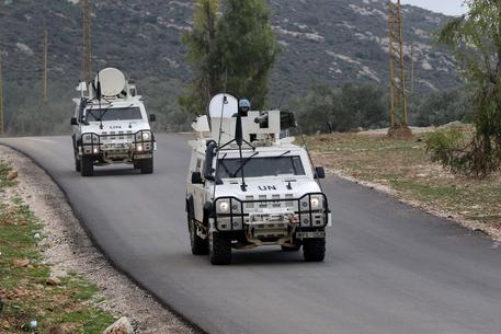 Redazione di Operai Contro, i soldati dell’ONU trafficano in alimenti. Non è una novità. L’ONU è sempre più un cadavere che con la sua putrefazione ammorba l’aria. L’ONU è un’organizzazione al servizio delle potenze imperialiste e delle loro guerre. Un lettore (ANSA) – ROMA, 25 MAG – Caschi blu dell’Unifil sono al centro di un traffico di prodotti alimentari in Libano: lo scrive con ampio rilievo El Pais online, secondo cui c’è una doppia inchiesta in corso: da parte del ministero dell’economia libanese e dell’Onu. Secondo il quotidiano, alimenti destinati alle truppe, e quindi non commerciabili, sono stati localizzati […]