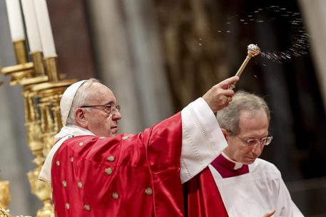 Redazione di Operai Contro, dalla sua elezione a successore di Pietro, Francesco ha detto che vuole una chiesa povera Non è avvenuto niente. La chiesa è il più ricco palazzinaro d’Italia. La chiesa possiede 2000 miliardi di immobili. Francesco ogni tanto rilancia la propaganda: “Dei beni della Chiesa tenere solo ciò serve fede e carità” – “Nella vostra riflessione sul rinnovamento del clero – ha ricordato il Papa alla assemblea della Cei – rientra anche il capitolo che riguarda la gestione delle strutture e dei beni economici: in una visione evangelica, – ha raccomandato – evitate di appesantirvi in una […]