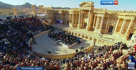 Redazione di  Operai Contro, per mesi Russi, USA, Assad, Francesi, Gran Bretagna, hanno rotto i timpani sullo scempio alla cultura che i terroristi stavano commettendo a Palmira Era tutta una balla Palmira è tutta intera. Se qualcosa è crollato colpa dei bombardamenti di Putin Come i nazisti di Hitler gli assassini di Putin si sono gratificati con un concerto Cronaca ANSA L’orchestra filarmonica del celebre teatro Marinski di San Pietroburgo suona nell’antico teatro di Palmira, nel cuore dell’area archeologica sfregiata dall’Isis. Il presidente russo Vladimir Putin si è collegato da Mosca in video conferenza per ringraziare chi combatte contro […]
