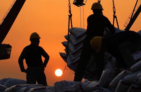 Redazione di Operai Contro, il mostro dei padroni Padoan afferma: ” nel 2016 il PIL salirà dell’1,1%” Lo annuncia Padoan e lo rileva l’ISTAT Ma io operaio cosa guadagnerò? Più sfruttamento, ritmi di lavoro infernali, più licenziamenti lo annuncia Padoan e lo rileva L’Istat Il tasso di disoccupazione scenderà quest’anno all’11,3% dall’11,9% del 2015 In realtà già il dato dell’1,9% è un falso. Resteranno sempre più di 5 milioni di disoccupati Smettiamola Facciamo come in Venezuela: quando i padroni licenziano o aumentano i ritmi noi operai occupiamo la fabbrica e lottiamo perché i padroni siano incarcerati Padoan smettila. Il […]