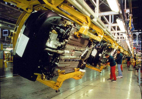 Redazione di Operai Contro, dal 2013 i giornalisti pagati dai padroni facevano a gara nel dare notizia che il fatturato del settore auto cresceva. In Italia praticamente l’unica fabbrica di auto e la FCA di Marchionne Crolla il fatturato e sono in calo gli ordinativi Il fatturato dell’industria degli autoveicoli cala a marzo del 6,5% rispetto all’anno precedente.  Per il settore auto è negativo anche il bilancio dei primi tre mesi dell’anno, con i fatturati in contrazione del 3,3%. Le promesse di assunzioni di Marchionne erano carta straccia FCA ci ammazza innalzando la produttività, ma è tutto inutile Ora […]