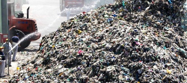 Redazione di Operai Contro, occorerebbero 100 giornali per pubblicare le malefatte di padroni, politici e amministratori. In ogni caso è bene che si sappia Un lettore dal fatto quotidiano Un incarico assegnato per anni senza gare d’appalto, con costi più alti per la città. Con questa accusa sulle spalle, il prossimo 12 ottobre, il sindaco Pd di Terni Leopoldo Di Girolamo e altre 19 persone sono chiamati a presentarsi in tribunale, dove il giudice per l’udienza preliminare Maurizio Santoloci deciderà se processarli o no. Su di loro pesa la richiesta di rinvio a giudizio del sostituto procuratore Raffaele Iannella, pm che ha […]