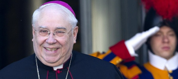 Redazione vi invio un articolo del fattoquotidiano sul cardinale Domenico Calcagno uomo potente della chiesa “povera” di Francesco Un lettore Una collezione di armi degna dell’ispettore Callaghan. E adesso un avviso di garanzia con l’accusa di malversazione in un inchiesta su operazioni immobiliari molto discusse. Ma a far discutere in Vaticano è soprattutto il nome del protagonista: Domenico Calcagno. Un cardinale. Uno degli uomini più potenti della Santa Sede, perché come presidente dell’Apsa (Amministrazione del Patrimonio della Sede Apostolica) amministra centinaia di milioni. Il fascicolo che lo vede indagato – insieme con sacerdoti noti per il loro interesse per il […]