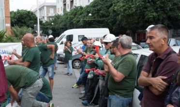 Caro Operai Contro, a Montecitorio gli operai Euralluminia sono stati spesso accolti a suon di manganelli, a difesa del muro di gomma dei vari ministri di turno. A Cagliari la pantomima dei politici del consiglio regionale, “proprio questa mattina avvierà la discussione della riforma dei Servizi per il lavoro in Sardegna”. Proprio così: per ritirare i licenziamenti degli operai, i politici avvieranno, “la discussione della riforma dei Servizi per il lavoro in Sardegna”. Di “riforma” in riforma vogliono annientarci come uomini, dopo averci distrutti come operai. E’ proprio tempo di cambiare registro e agire! Pensare concretamente come agirebbe il […]