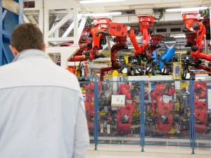 Michele Rauseo è stato licenziato dalla fabbrica in cui lavora perché è accusato di: “Avere danneggiato dolosamente il tubo di aspirazione di una saldatrice”, spiega l’avvocato Ameriga Petrucci, che si sta occupando del caso. Nel reparto di Rauseo – la lastratura della PMC, parte dell’indotto automobilistico della Fiat di Melfi – c’era stata una ispezione perché lui e il collega Michele Corbosiero, che soffrono di gravi patologie, contestano all’azienda di non potere lavorare in mezzo ai fumi della saldatura. “Il fatto di cui si accusa Rauseo non è mai avvenuto”, spiega l’avv. Petrucci. “I tubi erano precedentemente lacerati e […]