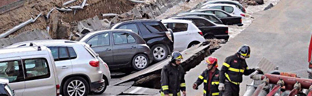 Redazione di operai Contro, mezza città è ​senz’acqua. Publiacqua, la società che gestisce i servizi idrici di Firenze, è la culla del renzismo duro e puro, il nido da cui hanno spiccato il volo la Boschi (quella con il padre onesto), l’ex direttore dell’Unità D’Angelis e tanti altri amici dell’attuale premier Renzi. Renzi ha salvato Firenze ora salva i padroni Renzi vada a farsi il selfie a Firenze Un lettore La profonda e per certi versi incredibile voragine che si è aperta sul Lungarno Torrigiani di Firenze spopola sul Web e in particolare su Google – anche internazionale. E tra i […]
