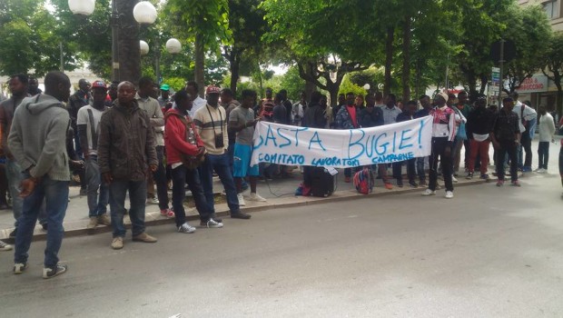 REGIONE PUGLIA BASTA BUGIE! Ieri, lunedì 9 maggio, ancora una volta i lavoratori delle campagne della provincia di Foggia sono scesi in piazza, questa volta però, senza chiedere permesso a nessuno. Esigono l’attenzione della regione Puglia e in 200 si sono organizzati e hanno occupato gli uffici della regione e le strade della città, mandando il traffico in tilt per ore. Lo avevano promesso che non si sarebbero arresi e per questo sono tornati, per reclamare con forza un incontro con gli assessori della regione. Questa infatti, lo scorso 3 marzo, ricevendo una delegazione di lavoratori delle campagne, aveva […]