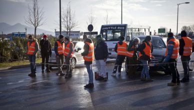 Pubblichiamo qui di seguito il comunicato dei lavoratori della GB in sciopero: Come lavoratori GB srl siamo a comunicare quanto successo negli ultimi giorni. Domenica 22 maggio si è verificato un episodio gravissimo sul posto di lavoro. Una nostra collega è finita al pronto soccorso a seguito di una caduta all’interno dell’area “dry clean”. In particolare essa è inciampata su una dei bulloni molto sporgenti dal pavimento, mettendo in luce che la nostra postazione di lavoro non è a norma. Da mesi oramai siamo costretti a lavare il 100 % delle auto a mano in una postazione in cui […]