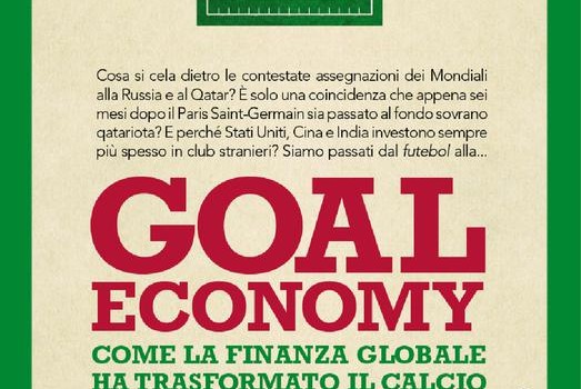 da sportpopolare.it Più che un libro è una fotografia. Goal Economy. Come la finanza globale ha trasformato il calcio di Marco Bellinazzo (Baldini e Castoldi 2015), giornalista del Sole 24 Ore, è infatti un lungo e completo ritratto dell’assetto finanziario del calcio mondiale, dal suo funzionamento generale fino, soprattutto, alla storia recente della proprietà, dei finanziatori, degli sponsor di ogni singola società. Una sorta di almanacco economico del calcio attuale, che sicuramente paga questo approccio in termini di scorrevolezza della lettura, ma è un rischio calcolato: difficile che un simile lavoro possa avere ritmi da romanzo. La sua grande […]