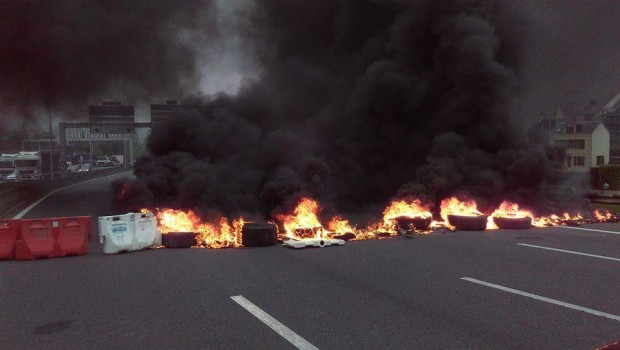 Redazione di Operai Contro, Il verde Alexander Van der Bellen ha vinto le elezioni in Austria per un soffio con il 50,3% dopo lo spoglio dei voti per posta sconfiggendo l’ultranazionalista Norbert Hofer, staccato di soli 31mila voti. Quando gli operai non scendono in guerra con decisione contro i padroni, la maggioranza della popolazione viene divisa tra le varie fazioni borghesi. Alla lunga i borghesi nazionalisti conquisteranno la maggioranza della popolazione la guerra degli operai Francesi contro i padroni francesi ha dimostrato che se gli operai scendono in piazza decisi a combattere, conquistano la maggioranza della popoloazione. Gli operai […]