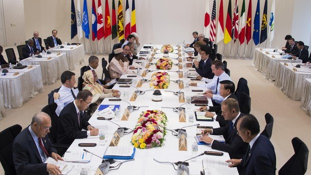 Redazione di operai contro, si è aperto in Giappone la riunione del G7 Intanto la crisi avanza e i G7, G10, non sanno come uscirne I rappresentanti dei padroni affermano: La crescita globale è la nostra urgente priorità” I “migranti e i rifugiati sono una sfida globale che richiede una risposta globale”. Bisogna “aumentare l’assistenza globale per sostenere le esigenze dei rifugiati, delle comunità che li ospitano”. La crescita globale è la difesa dei profitti del capitale finanziario. In tutto il mondo i Jobs Act diventano legge Sono molte migliaia gli emigranti assassinati. I campi di concentramento sono diffusi in […]