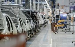 Redazione di Operai Contro, comprendo la fatica che fate nel dare notizie degli operai. Ormai degli operai FCA di Melfi non si parla più. E’ passato l’ordine del padrone che la FCA è la fabbrica più moderna che abbiamo in Italia. Io direi che alla FCA si muore di fatica. Per noi giovani operai delle fabbriche dell’indotto FCA è come se non esistessimo. Sono tutti d’accordo: padroni, sindacalisti, politici e amministratore. Ho trovato questo scritto e lo mando. Chi si sfoga ha ragione: siamo ricattati. Un giovane operaio di Eugenio Bonanata Per loro non è stato possibile applicare il […]