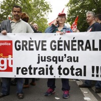 Riceviamo e pubblichiamo Redazione di Operai Contro Nell’apparente morta gora italiana, qualche cosa si muove. Ci mancherebbe, coi rospi che ci hanno fatto ingoiare! Con piacere, diffondo in allegato tre comunicati che parlano la medesima lingua:  Costituiamo coordinamenti e comitati di lotta di lavoratori che, abbiamo o meno la tessera di questo o quel sindacato, siano d’accordo nella difesa delle necessità operaie e proletarie! Dalle parole ai fatti! d. DIFENDIAMOCI COLLETTIVAMENTE COME CLASSE!         Con i proletari francesi E qui, cosa  aspettiamo a dare battaglia