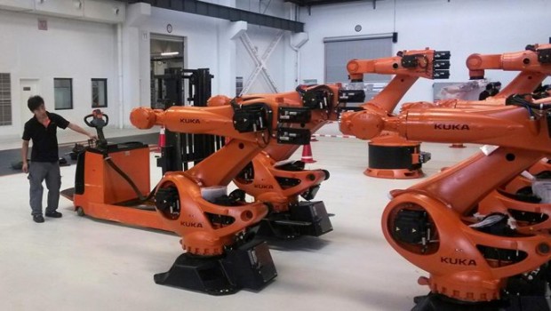 Redazione di Operai Contro, il capitale finanziario (il capitale industriale monopolistico che si è fuso con il capitale bancario)accentua la concorrenza tra gruppi monopolisti a livello mondiale. La vecchia spartizione (economica) del mondo tra i cartelli internazionali è finita. Questi cartelli internazionali che posseggono tutto il mercato mondiale,  se lo spartiscono «amichevolmente» – finché una guerra non lo ridivida. L’esportazione del capitale, come fenomeno particolarmente caratteristico, a differenza dell’esportazione delle merci nell’epoca del capitalismo non monopolistico, è legata strettamente alla spartizione economica e politico-territoriale del mondo Terminino anche i piagnistei di alcuni padroni italiani. Essi vedevano la Cina come […]