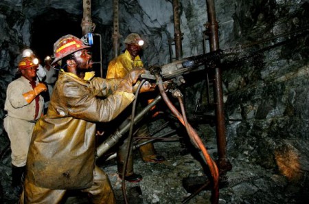 Redazione di Operai Contro, i minatori in sud africa sono sottoposti ad uno sfruttamento terribile. Le loro lotte sono represse dai governi con centinaia di morti. Ora la crisi mondiale sta colpendo anche il Sud Africa. Molte miniere sono state chiuse e migliaia di minatori licenziati Un lettore da agensir.it Via libera alla class action piu’ grande della storia del Sudafrica: 25mila minatori, dipendenti o ex dipendenti di 30 compagnie del settore aurifero, potranno chiedere un risarcimento danni per aver contratto la silicosi o altre malattie polmonari a causa del loro lavoro. A decidere per l’ammissibilita’ dell’azione legale, definita […]