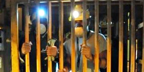 Caro Operai Contro, hanno piazzato le tende sotto il palazzo del Consiglio Regionale a Cagliari, i 12 operai ex Rockwool che dopo la promessa di una convocazione non hanno saputo più niente. Senza lavoro non hanno più alcun tipo di sostegno economico. Non possono certo campare con le promesse a costo zero dei politici, e neanche con i tavoli concertativi del sindacalismo pasciuto. Hanno deciso di continuare a resistere, ma non dobbiamo lasciarli soli. Facciamo ogni sforzo perché altri operai ed altre situazioni di crisi si uniscano, contro la società affamatrice dei padroni che li sfruttano e poi li […]