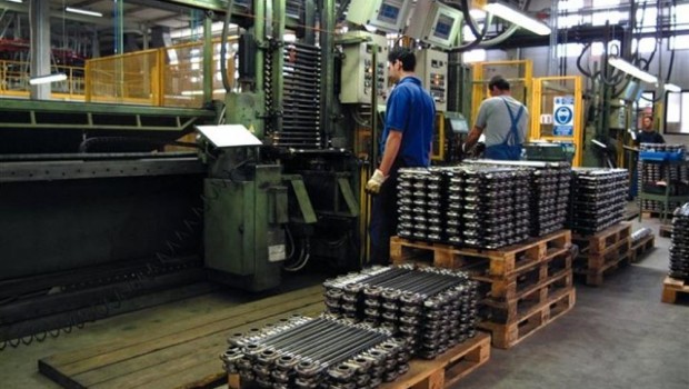 Caro Operai Contro, mentre Renzi è onnipresente in tivù con le sue comiche (per noi tragiche) da avanspettacolo, i padroni con le loro squadracce scorrazzano e travolgono operai che picchettano la fabbrica. Alla Wave di Brescia mentre il curatore fallimentare dice che non ha ancora recuperato le chiavi dello stabile, il banditismo al sevizio dei padroni è entrato in azione. Dopo l’operaio usa e getta che ha voluto Renzi, i padroni si sentono autorizzati a calpestare gli operai. Fino quando dovremo subire? Fino quando senza un nostro partito? Allego una breve sintesi da BresciaToday. Saluti da Ghedi.   Allarme […]