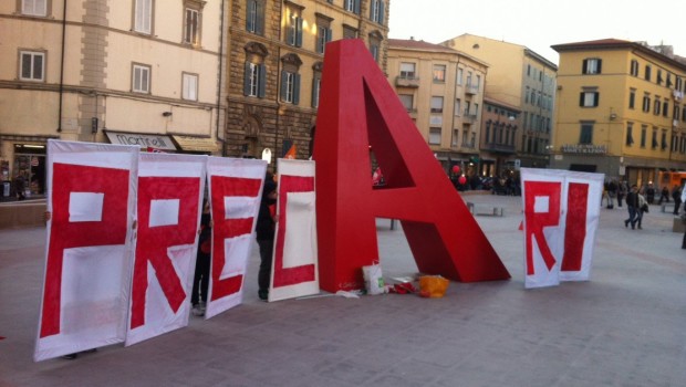 Roberta Ciccarelli La maggioranza della «generazione voucher» è composta da 400 mila persone occupate in alberghi, ristoranti o nel commercio. Nel 2015 il 26% aveva un contratto di lavoro a tempo indeterminato e full time; il 28% a tempo indeterminato ma part-time; il 46% era giovane e occupato con un contratto a termine. Il 29% del milione e 380 mila dei «voucheristi» censiti dall’ Inps e Veneto-Lavoro in una ricerca sul «lavoro accessorio», era in questa condizione nel 2015. La ricerca, presentata ieri a Venezia, dimostra come il «lavoro a scontrino» sia un altro aspetto del lavoro povero dilagante […]