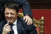 Redazione di Operai Contro, Renzi si riprende indietro gli 80 euro mensili. Agli 80 euro mensili avevano  diritto infatti chi aveva un reddito tra gli 8mila e i 26mila euro all’anno. Chi è andato al di sotto o al di sopra deve ridare la somma a Renzi. La regola non vale per polizia, carabinieri e forze armate. Anche se sono abbondandeme nte al di sopra dei 26 mila euro l’anno, continueranno ad avere 80 euro al mese Un lettore incazzato dal Fattoquotidiano E’ così che lo Stato italiano aiuta le persone che guadagnano poco? Regalando loro soldi quando riescono […]