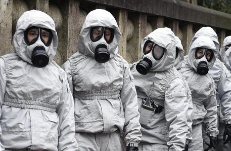 Redazione di Operai Contro, i padroni occidentali e Russi si glorificavano del macello dei civili siriani fatto con i bombardamenti I padroni occidentali e Russi si erano inventati una tregua per salvare il  culo al dittatore Assad Il dittatorew Assad, in accordo con i padroni occidentali e Russi, usa il gas Sarin contro i civili I padroni occidentali e russi, si scagliano contro i terroristi dell’ISIS, dipigendoli come oi diavoli sulla terra. I padroni occidentali e Russi stringono la mano di Assad Nessun pianto la lotta del popolo siriano contro Assad e i suoi protettori occidentali e Russi, continua […]