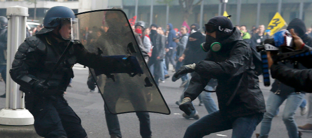 Redazione di Operai contro, La legge contestata, già ribattezzata il Jobs act alla francese, è passata in Assemblea Nazionale dopo che il governo ha deciso di porre la fiducia. Il gangster Francese, Hollande, è riuscito a far approvare dal parlamento dei padroni francesi il Jobs Act. Ma la battaglia degli operai e giovani francesi, ha portato alla rottura definitiva con il socialfascista Hollande. Gli operai e i giovani francesi dimostrano cosa vuol dire fare la lotta contro i governi reazionari. Gli operai e i giovani francesi hanno fatto passi da gigante per preparare l’insurrezione contro la borghesia e imporre […]