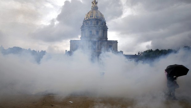 Redazione di Operai Contro, vi mando una serie di foto dello scontro di classe in Francia. La battaglia in Francia dimostra che gli operai non affosseranno i padroni pacificamente Gli scioperi operai, gli scontri con la polizia dei padroni, sono la scuola di guerra per l’insurrezione operaia. Un lettore che vi stima  