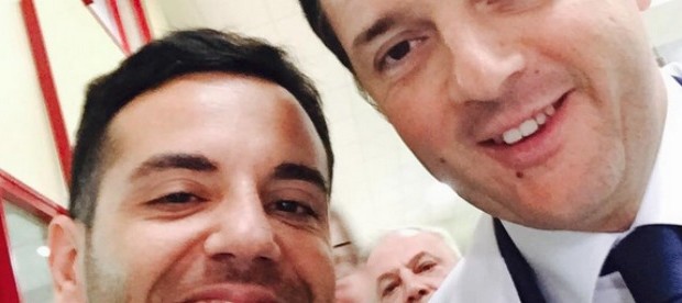 Caro Operai Contro, Renzi ogni giorno deve presenziare ad eventi di qualche opera, vera o presunta. Di questo passo lo vedremo all’inaugurazione, ogni volta che chiudono una buca sulla strada. L’altro ieri in Sicilia è andato a inaugurare un viadotto che non è mai crollato, era interrotto per lavori in corso. Per sparare la sua politica antioperaia e antipopolare in televisione, Renzi più che non perdere occasione, se le inventa di sana pianta. Ma ogni volta trova gente inferocita, fermata solo dalle forze dell’ordine. Per compensare alle figuracce ricorre al sefie, o si va riprendere nei salotti senza interlocutori. […]