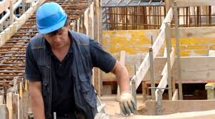 Caro Operai Contro, i pendolari di confine arrivano da Slovenia e Croazia, ricattati col lavoro nero per un pezzo di pane. I padroni ringraziano Renzi capo del governo e la Serracchiani presidente della regione Fiuli Venezia Giulia, responsabile delle infrastrutture del governo Renzi e vicesegretario del Pd. Allego un estratto da Il Piccolo di Trieste. Saluti da un affezionato lettore.   TRIESTE. Nove su dieci, stime alla mano, sono pagati in nero. Un piccolo esercito mai quantificato con esattezza e che adesso, per la prima volta, sarà oggetto di un tentativo di “censimento”. Sono i frontalieri del Friuli Venezia […]