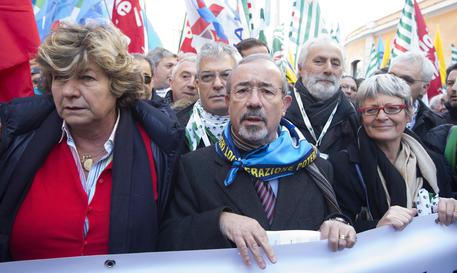 Redazione di Operai Contro, E’ cominciato al ministero del Lavoro l’incontro tra governo e Cgil, Cisl e Uil Finalmente hanno finito di apparecchiare la tavola dei parassiti. Ora possono iniziare a sbafare tra risate e sollazzi sul destino degli operai, dei lavoratori e dei pensionati “Mi auguro – ha detto il numero della Cisl Annamaria Furlan – che oggi si inizi un buon confronto”. ” Andiamo a discutere – ha detto il segretario generale della Cgil, Susanna Camusso – della nostra piattaforma”. “Speriamo di partire con il piede giusto “, ha detto il segretario generale della Uil, Carmelo Barbagallo. […]