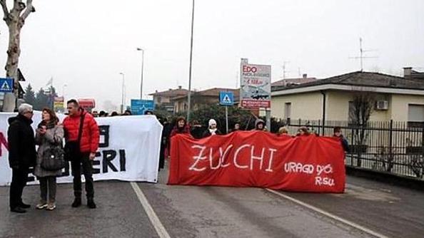 Caro Operai Contro, nella società dei padroni il pensiero dominante è quello dei padroni. Spacciato legalmente come “interesse comune”. Così i giornali grandi e piccoli(in questo caso la Prealpina), scrivono che il licenziamento di 230 operaie/i, “non sono sacrifici di poco conto perché l’azienda possa tornare “sana”. 230 operaie/i o, come vengono definiti dal pensiero dominate, “dipendenti diretti”. I sindacalisti hanno subito preso la palla al balzo per chiedere l’eutanasia dei licenziamenti, attraverso i contratti di solidarietà. I sindacalisti pensavano già all’eutanasia quando scartarono la lotta vera, per accettare la cassa integrazione in scadenza il prossimo agosto. Operai non […]