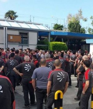 Redazione di Operai Contro, gli operai dell’Alenia di Pomigliano hanno appena ricevuto la notizia che quest’anno il loro premio di produttività, da erogare a luglio, sarà il più basso dell’intera azienda aeronautica nazionale. Questo rientra nell’azione dei padroni di ridurre gli operai a Foggia e in tutto il meridione. Intanto stamattina gli operai di Pomigliano dell’Alenia, che lavorano alla costruzione delle fusoliere del velivolo regionale Atr, hanno lasciato le produzioni e si sono diretti verso gli uffici dei delegati sindacali di stabilimento. Noi operai chiediamo spiegazioni. «L’anno scorso abbiamo prodotto 92 fusoliere e così ci ripagano?» Un operaio Alenia […]