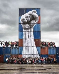 DA radiondadurto.org FRANCIA: MANIFESTAZIONE NAZIONALE #BYELOITRAVAIL Nuovo sciopero generale contro la loi travail in Francia con una manifestazione nazionale convocata a Parigi.  In campo almeno 1200 poliziotti, mentre la Cgt ha annunciato un servizio d’ordine di 500 persone. Nonostante questo dalle 5 sono partiti i blocchi ai luoghi di lavoro, tra cui anche le piattaforme della logistica, mentre 350 pullman e altri mezzi stanno raggiungendo il concentramento, fissato alle ore 13 in place de l’Italie. Obiettivo del corteo: l’assedio al Senato, dove è in discussione la legge, in vista del voto finale che dovrebbe arrivare – ha detto il […]