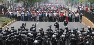   DA BLASTINGNEWS.COM Sei morti ed oltre cento feriti il bilancio, purtroppo, provvisorio dei durissimi scontri avvenuti nel Sud del Messico tra manifestanti del mondo scolastico e la Polizia locale: i motivi della protesta sono legati alla riforma della scuola e dell’educazione voluta dal presidente Enrique Peña Nieto. Gli incidenti sono improvvisamente scoppiati in seguito al tentativo da parte della Polizia di eliminare la barricata costruita dai rappresentanti del sindacato CNTE (Coordinamento Nazionale dei Lavoratori dell’Educazione), barricata che, da oltre una settimana, interrompeva la regolare circolazione stradale ad Asuncion Nochixtlan, una cittadina dello stato di Oaxaca. Ultime news scuola, lunedì […]