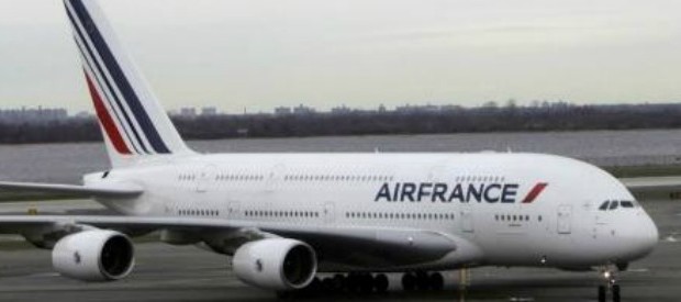 Redazione di Operai Contro, in Francia continuano gli scioperi dei lavoratori. Oggi iniziano i campionati europei, ma i lavoratori se ne fregano L’!1 giugno inizia lo sciopero dell’Air France fino al 14 giugno I netturbini hanno deciso di estendere lo sciopero fino al 14 In Italia CGIL-CISL-UIL hanno accettato l’autoregolamentazione degli scioperi per non dare fastidio ai padroni Viva la lotta dei lavoratyori francesi Un lettore da il fattoquotidiano   I sindacati dei piloti di Air France hanno confermato che dall’11 al 14 giugno ci sarà uno sciopero nazionale, dopo che questa mattina hanno respinto la bozza di accordo […]