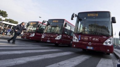 Redazione di Operai Contro, ogni giorno una truffa di padroni, politici, amministratori, sindacalisti. Si nominano esperti anticorruzione, ma non servono a niente Occorre seppellire lo stato dei padroni Un lettore da Repubblica ROMA – Esiste un luogo della pubblica amministrazione dove la furbizia è la regola, lo sperpero e il saccheggio di risorse un mantra, il consociativismo clientelare della politica e dei sindacati il cemento che da quarant’anni li tiene insieme. È l’Atac, l’Azienda municipalizzata dei trasporti di Roma, tra le più grandi d’Europa. Numeri da tribunale fallimentare – 12 mila dipendenti, 1 miliardo e 500 milioni di euro […]
