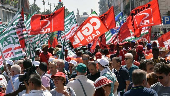 Redazione di Operai Contro, anche i braccianti sono costretti alle processioni. il 25 a Bari si è svolta la processione nazionale  indetta da Fai-Cisl, Flai-Cgil e Uila-Uil per dire no al caporalato,  Ad aprire la processione i segretari generali di Fai, Flai e Uila, rispettivamente Luigi Sbarra, Ivana Galli e Stefano Mantegazza. Per i sindacalisti al servizio del governo la processione era contro il caporalato e per la dignita. I padroni, per i sindacalisti mazzettari, sono brava gente, il guaio è il caporalato Finchè esistono padroni ci sarà il caporalato Finchè ci saranno i padroni ci saranno sindacalisti venduti […]