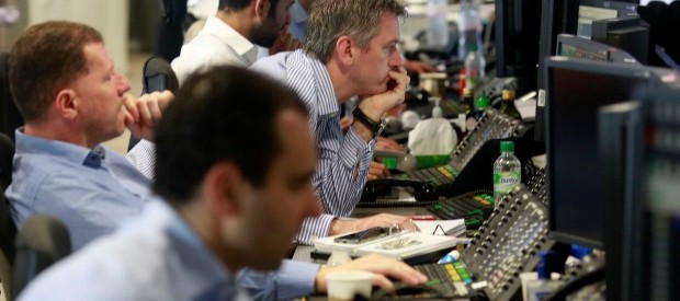 Redazione di Operai Contro, le Borse sono i lupanari dove i capitalisti si scannano tra di loro per arricchirsi. Continuino pure, la puzza della loro merda non intressa gli operai. Ma le borse sono oggi il frutto più elevato della società borghese, le borse sono la dimostrazione dell’estrema corruzione dei padroni. Le Borse sono il luogo dove crescono i più turpi scandali. In questo senso esse sono il bordello dei padroni. Un lettore Vi invio un articolo dal fatto quotidiano Aperture in ordine sparso per le borse europee dopo un fine settimana passato a smaltire lo shock della vittoria della […]