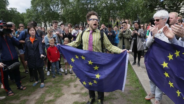 Redazione di Operai Contro, spesso si citano ipadri nobili dell’europa, per magnificare l’Unità Europea. L’UE padri nobili o no aveva un unico scopo costituire una europa in grado di competere con gli USA e L’Unione sovietica.I padroni di ogni nazione hanno continuato a massacrare gli operai Da tempo caduto il muro di Berlino e finita l’URSS, l’UE ha assunto sempre più il carattere di nascondere gli attacchi agli operai nelle varie nazioni vengono condotti dai padroni, come una necessità storica della nobile europa. Una gran puttanata mettere l’europa come responsabile degli attacchi contro operai e lavoratori. Il  referendum in […]