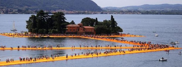 Caro Operai Contro, il governo Renzi ha dimostrato di non volere una politica dell’accoglienza con imbarcazioni adeguate che facciano la spola tra la Libia e l’Italia, per evitare naufragi e affogamenti di migranti. Ieri invece a rappresentare il governo Renzi all’inaugurazione della passerella sul lago d’Iseo (Bs), c’era il ministro dei capelli lunghi e dei portafogli gonfi (banchieri), Maria Elena Boschi, detta anche (Il fatto quotidiano), la madonnina infilzata. Una passerella sull’acqua voluta e motivata in nome “dell’amore dell’arte”. Non poteva mancare il presidente della regione Lombardia, quel leghista galantuomo di Roberto Maroni. La Lega Nord dopo i riti […]