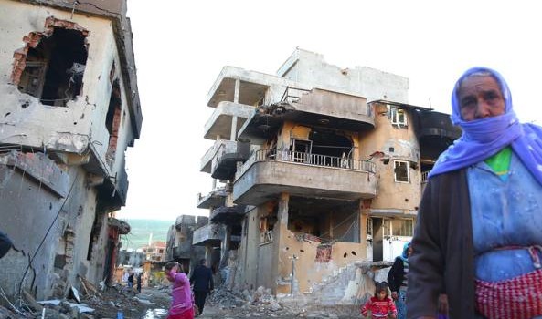 Redazione di Operai Contro, spesso avete pubblicato interventi per l’autodeterminazione dei popoli. Io sono d’accordo. Il territorio curdo è diviso tra Iran, Iraq, Siria, Turchia Tutti i padroni cercano l’alleanza con i padroni Curdi L’Europa ha incaricato il dittatore Erdogan di deportare e fare strage degli emigranti Siriani. I padroni europei ben  sapevano che i padroni turchi facevano strage del popolo curdo Un lettore Cronaca dal Corriere Carri armati schierati alle entrate dei villaggi e sulle alture dominanti. Ogni tanto uno sparo, o un rombo più cupo, con rumori di macerie smosse e raffiche isolate. Ma a fare più […]