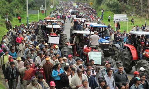 Ha finora provocato tre morti, oltre 135 feriti e numerose detenzioni arbitrarie lo sciopero nazionale indetto dalla Cumbre Agraria de Colombia. Contadini, indigeni e lavoratori chiedono al governo di Manuel Santos il rispetto degli accordi sottoscritti durante le mobilitazioni del 2014 e “un negoziato con il popolo sui cambiamenti strutturali necessari alla garanzia degli accordi di pace in discussione all’Avana”. I manifestanti respingono i Trattati di libero commercio e il modello di “sviluppo” deciso dal governo, basato sulla privatizzazione e la rapina delle risorse. Denunciano che, in zone come quella di Cano Limon, dopo trent’anni di sfruttamento petrolifero senza […]