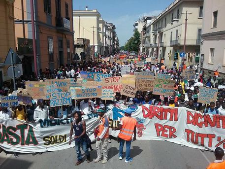 Chiesti contributi per trasporti, alloggi e corsi di lingua (ANSA) – CASERTA, 18 GIU. 2016 – Alcune migliaia di immigrati (circa cinquemila, secondo la Questura, settemila per gli organizzatori) hanno preso parte al corteo organizzato a Caserta dal “Movimento Migranti e Rifugiati” e dal “Centro Sociale ex Canapificio”, partito dalla stazione ferroviaria e conclusosi in piazza Vanvitelli. Qui una delegazione ha incontrato il questore di Caserta Francesco Messina al quale ha chiesto di impegnarsi per ridurre i tempi di decisione delle Commissioni territoriali sull’ asilo politico.     I manifestanti hanno mostrato striscioni ed urlato slogan per rivendicare “canali di […]