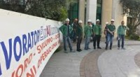 Cara Redazione, gli operai dell’Eurallumina sono tornati a farsi sentire a Cagliari, davanti al palazzo della Regione. Chiedono il ritiro del licenziamento e un salario in cambio della loro forza lavoro nello stabilimento di Portovesme. Sono 1.200 operai a rifiutare il licenziamento, a spingere sulla tempistica della risposta aziendale che, complice un sindacalismo attendista, si sta facendo insopportabilmente troppo lunga. Operai Eurallumina, prendete voi in mano la direzione della lotta e della vertenza. Saluti dalla Sardegna    
