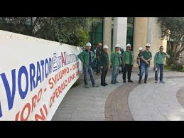 Cara Redazione, gli operai dell’Eurallumina sono tornati a farsi sentire a Cagliari, davanti al palazzo della Regione. Chiedono il ritiro del licenziamento e un salario in cambio della loro forza lavoro nello stabilimento di Portovesme. Sono 1.200 operai a rifiutare il licenziamento, a spingere sulla tempistica della risposta aziendale che, complice un sindacalismo attendista, si sta facendo insopportabilmente troppo lunga. Operai Eurallumina, prendete voi in mano la direzione della lotta e della vertenza. Saluti dalla Sardegna    