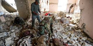 Redazione di Operai contro, gli assassini USA hanno bruciato Falluja e i suoi abitanti per la seconda volta in 10 anni. Le truppe del fantoccio di Bagdad e gli assassini al servizio degli Iraniani sono entrati nel cumulo di macerie per ammazzare gli ultimi civili Dopo la carneficina i giovani irakeni non devono ribellarsi? Ma gli assassini USA non hanno liberato niente. Ora inizia lo scontro armato tra le truppe Iraniane e quelle Kurde. Un lettore